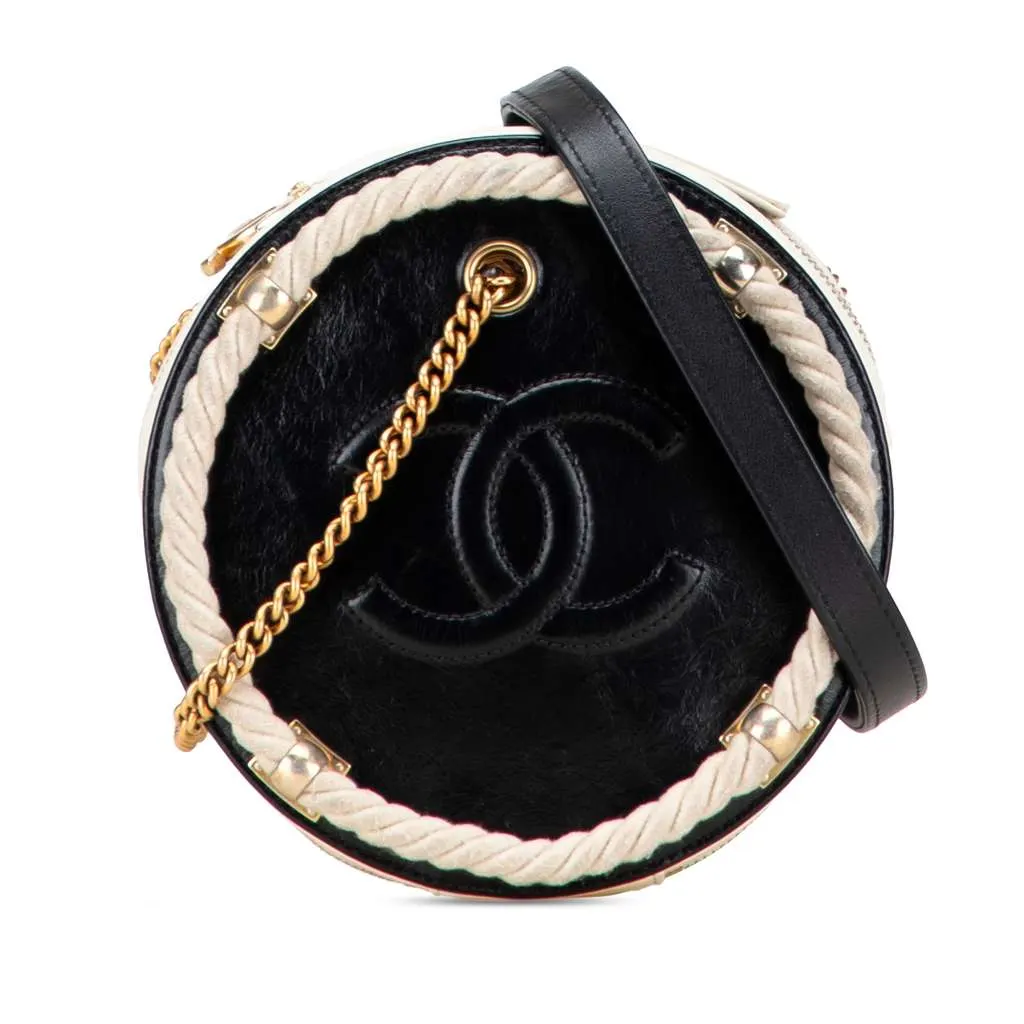 Chanel Crumpled Calfskin En Vogue Round Bag Black Leather Very good - Front View