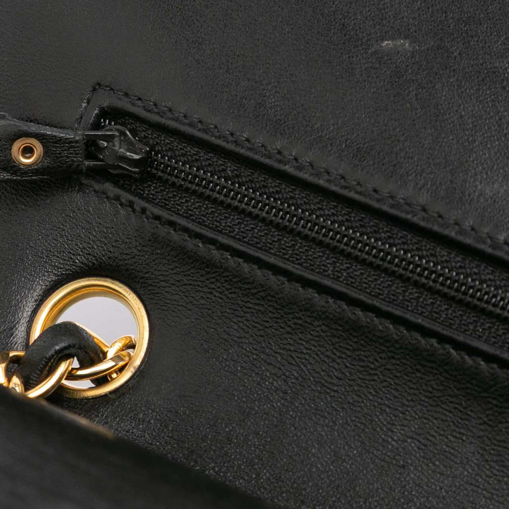 Chanel Medium Classic Lambskin Double Flap - Detail 2