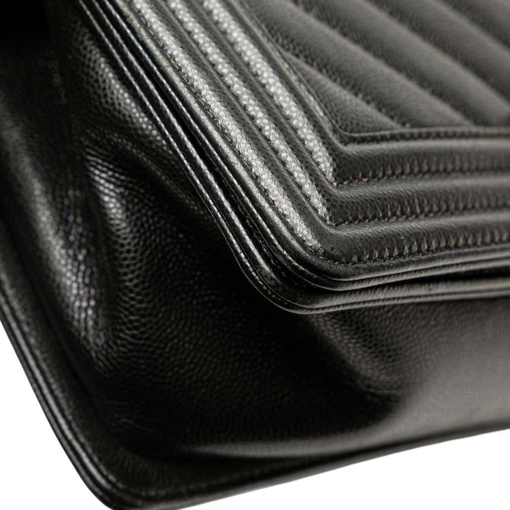 Chanel Old Medium Chevron Caviar Boy Flap - Detail 2