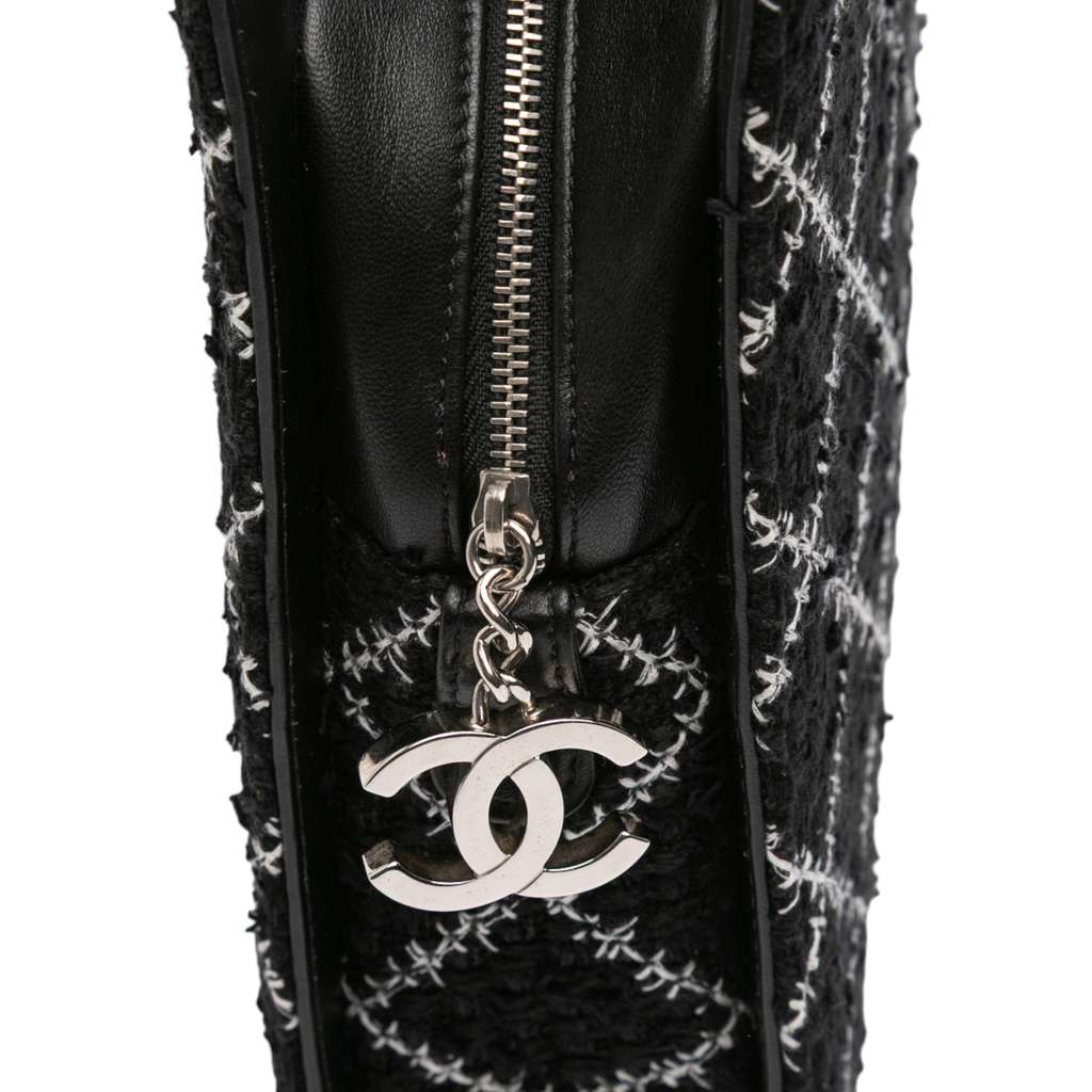 Chanel Tweed and Resin Zipped Chain Shopping Bag - Image 11