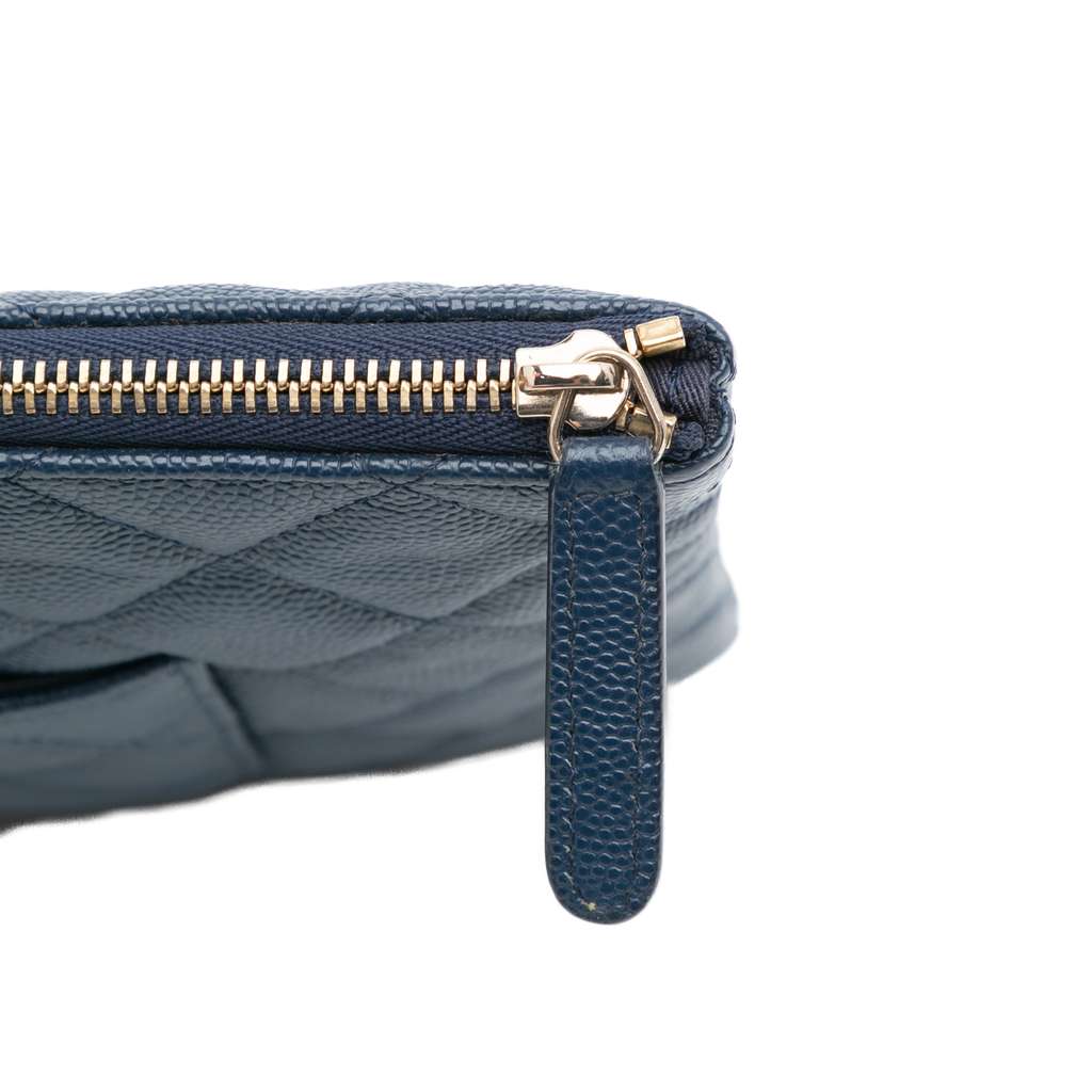 Chanel Medium Quilted Caviar O Case Clutch - Detail 2