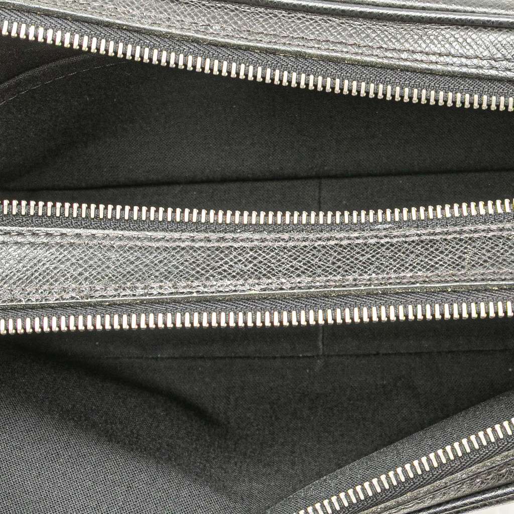 Louis Vuitton Taiga Neo Pavel Clutch - 4