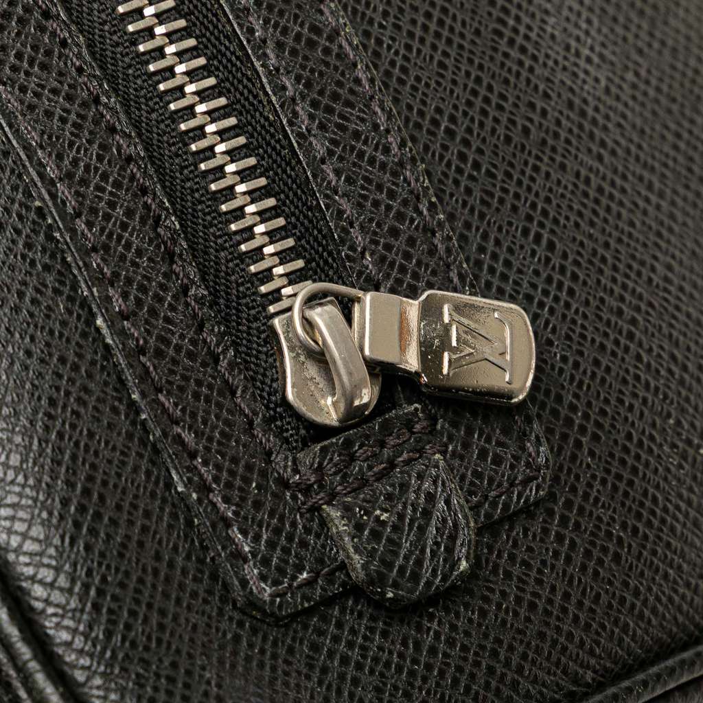 Louis Vuitton Taiga Neo Pavel Clutch - Detail 1