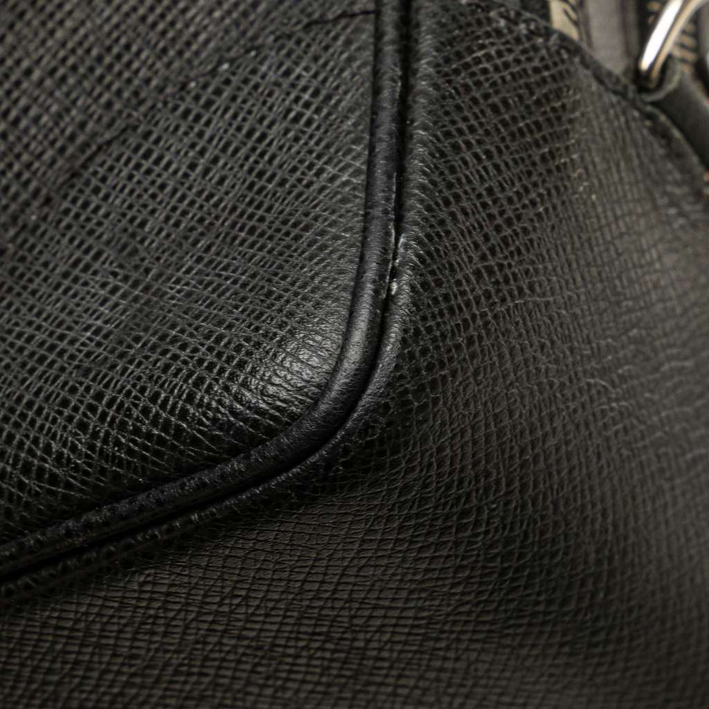 Louis Vuitton Taiga Neo Pavel Clutch - Detail 2
