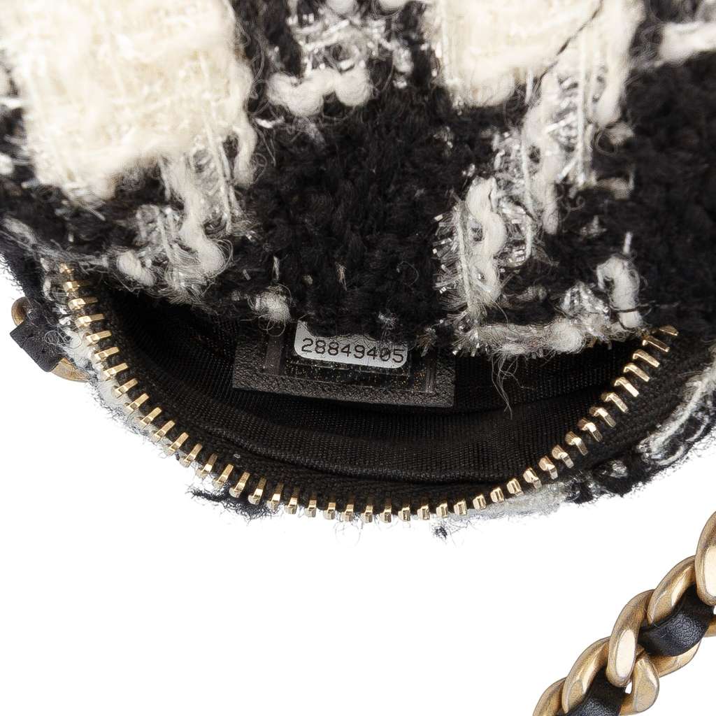 Chanel Tweed 19 Round Clutch with Chain and Coin Purse - Detail 1