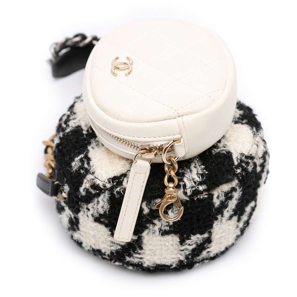 Chanel Tweed 19 Round Clutch with Chain and Coin Purse - Detail 2