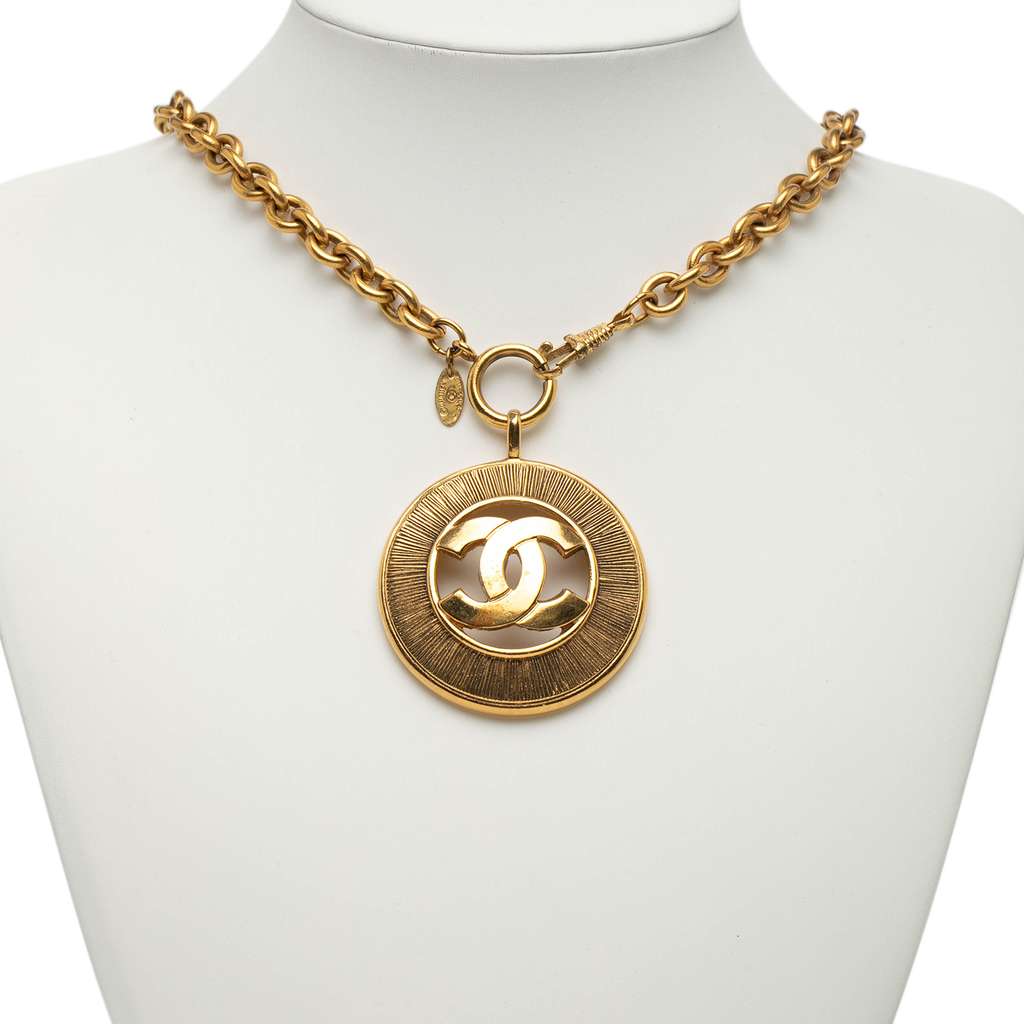 Chanel Gold Plated CC Round Pendant Necklace - Detail 1