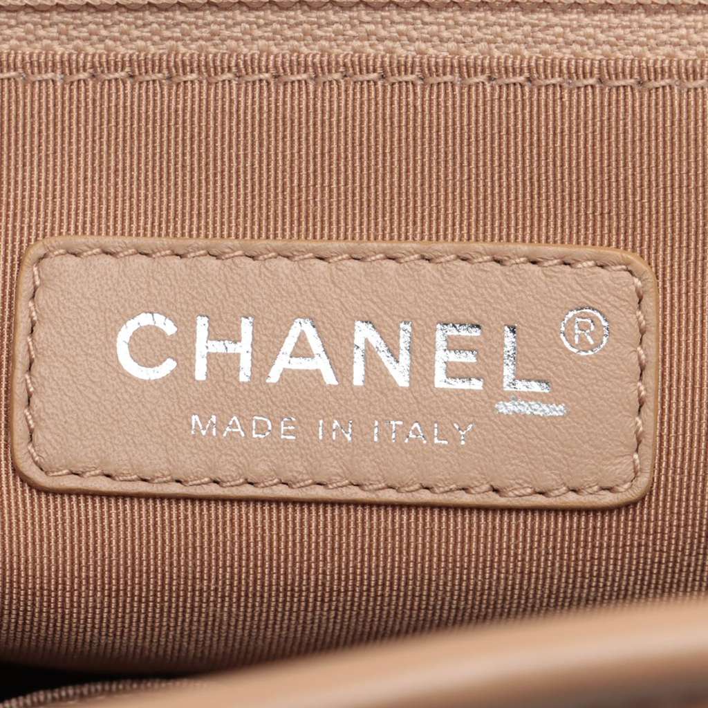 Chanel Medium Chevron Aged Calfskin Gabrielle Hobo - Detail 2