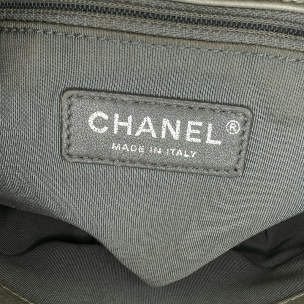 Chanel Medium Chevron Calfskin Stud Wars Flap - Detail 1