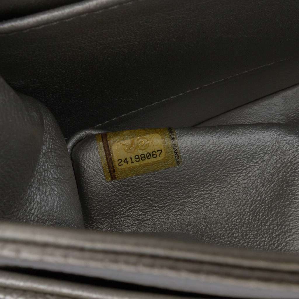 Chanel Medium Classic Iridescent Caviar Double Flap - Detail 1