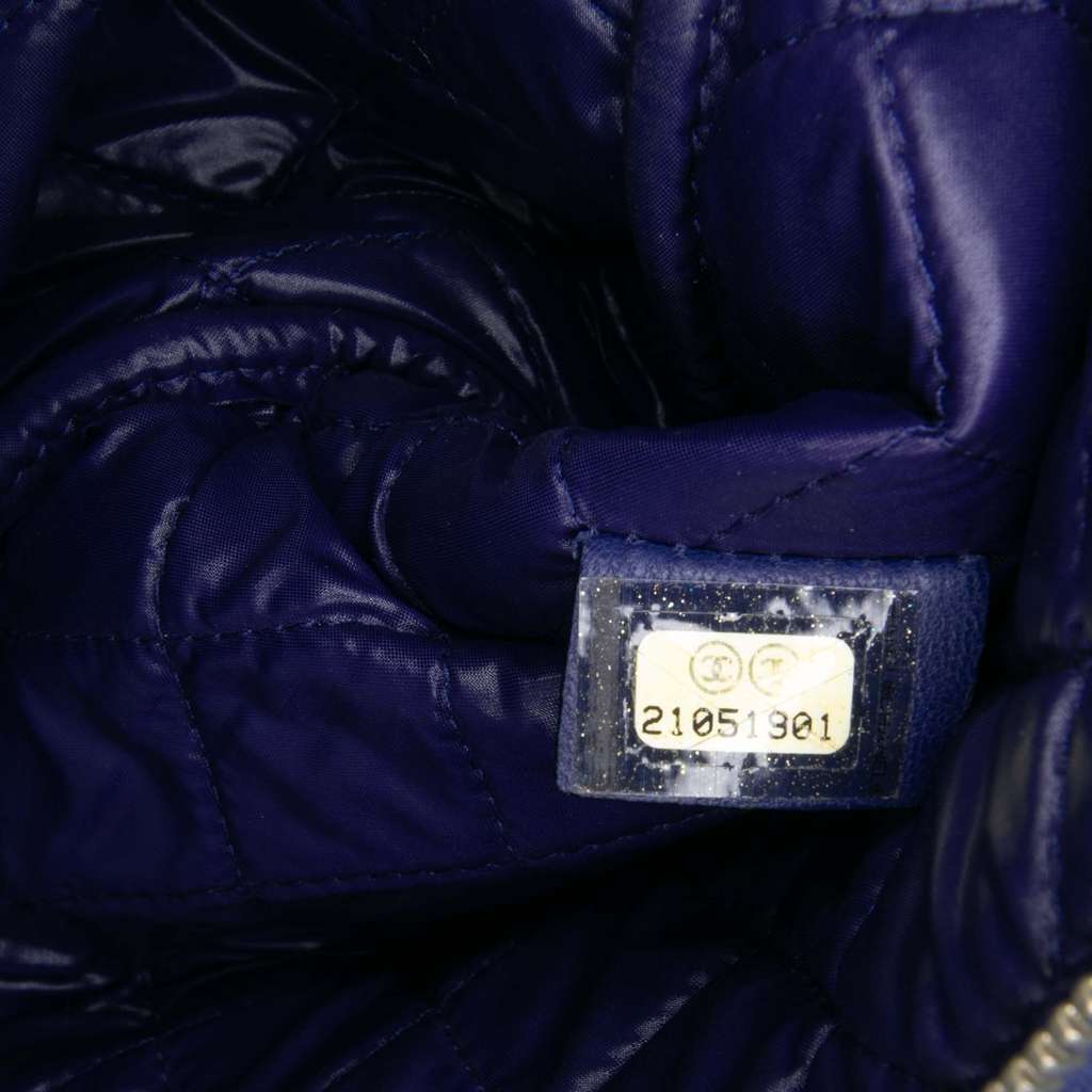 Chanel Medium Quilted Lambskin O Case Clutch - Detail 1