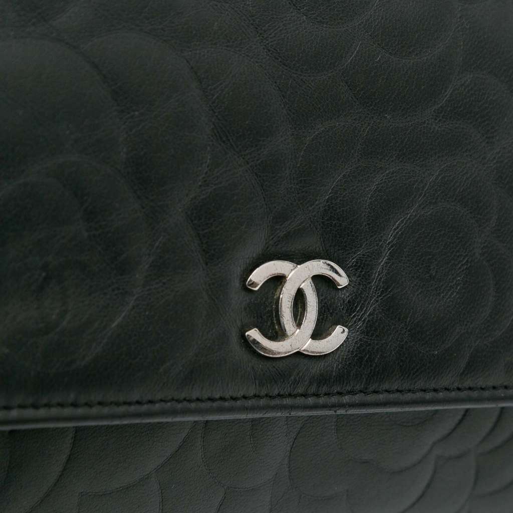 Chanel Camellia Embossed Lambskin Wallet On Chain - Detail 2