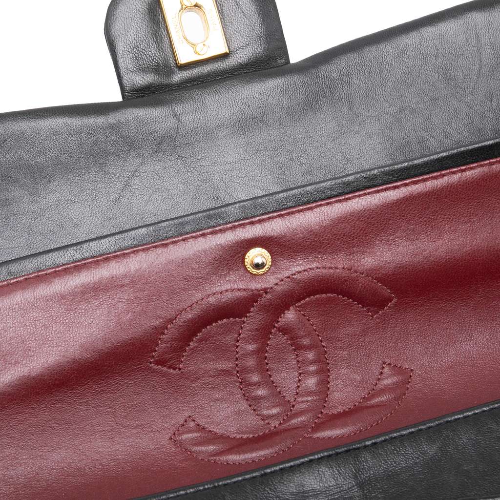 Chanel Medium Classic Lambskin Double Flap - Detail 2