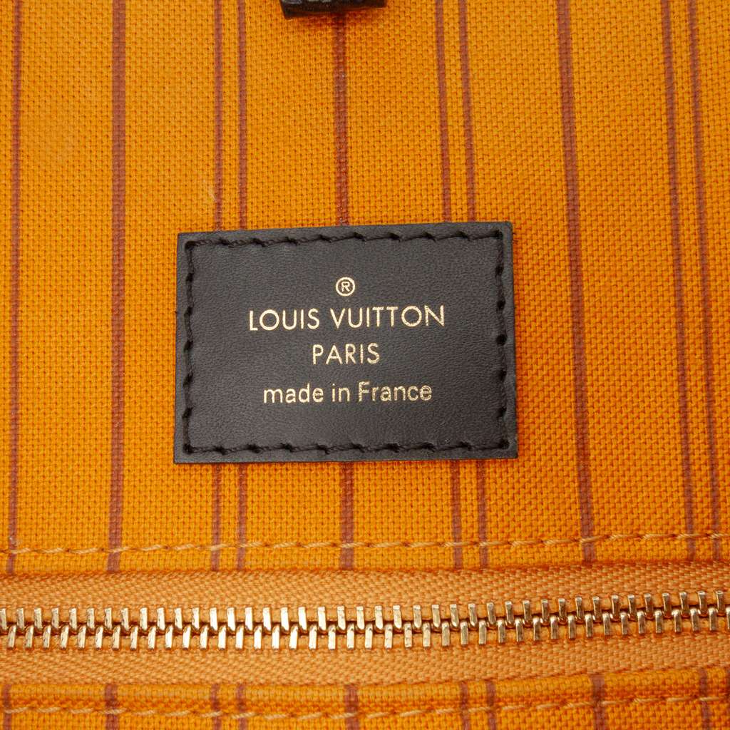 Louis Vuitton Monogram Giant Jungle OnTheGo GM - Side view