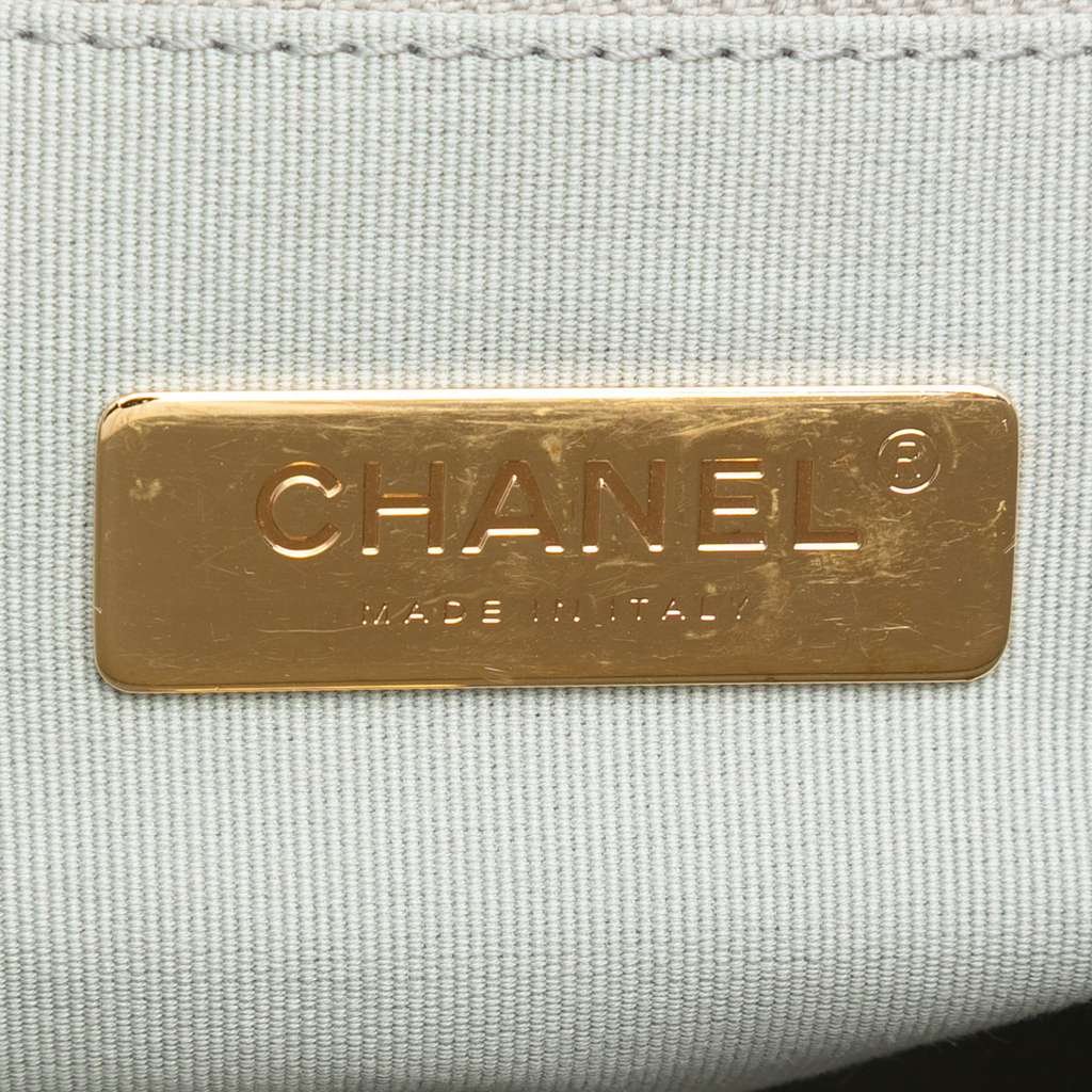 Chanel Maxi Lambskin 19 Flap - Detail 1