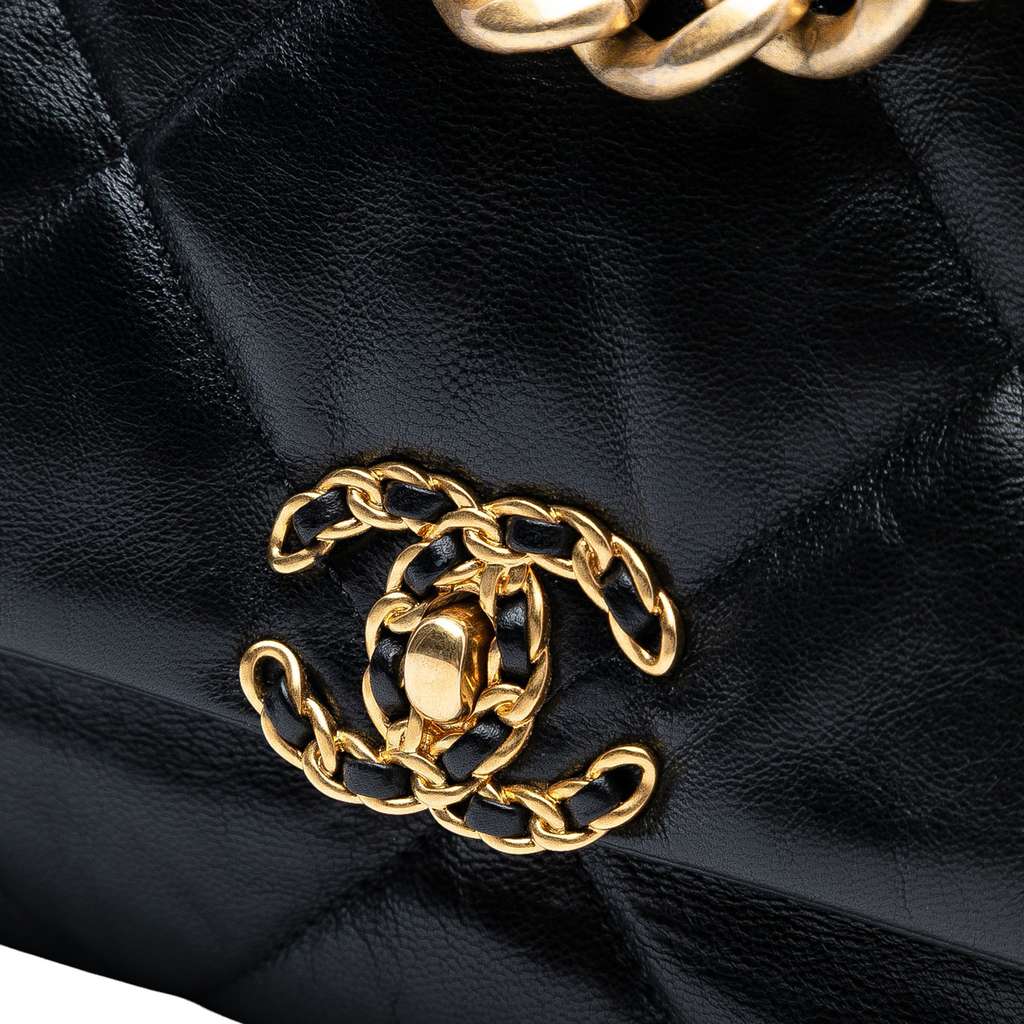 Chanel Maxi Lambskin 19 Flap - Detail 1