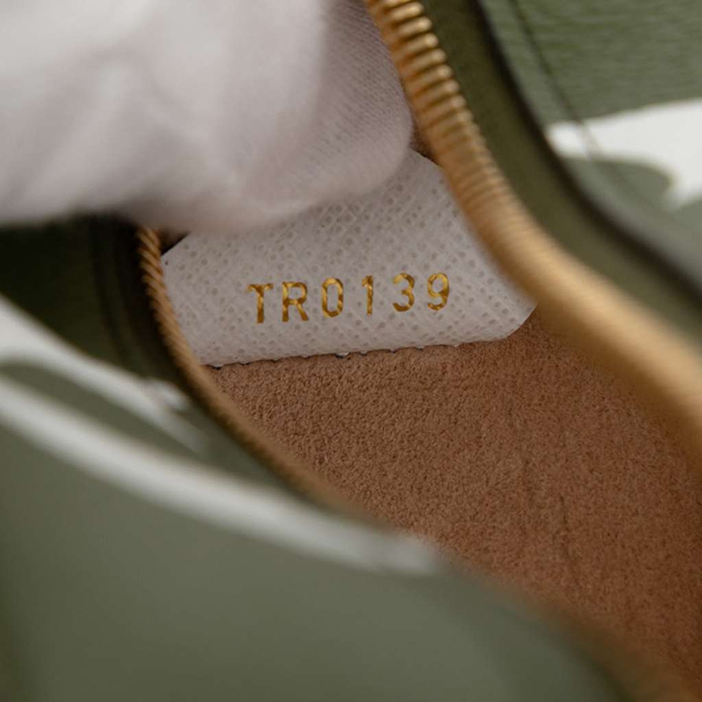 Louis Vuitton Monogram Giant Jungle Beach Pouch - Detail 1