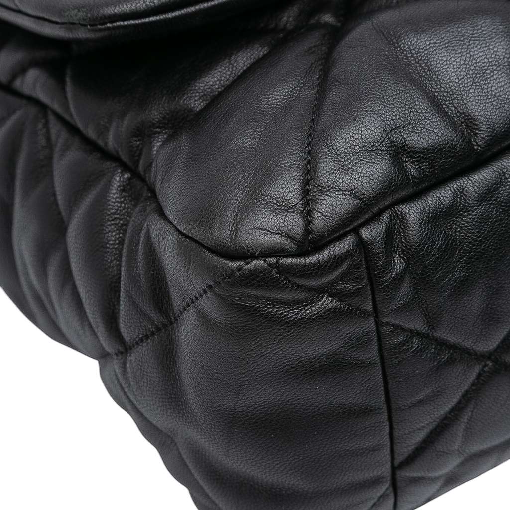 Chanel Maxi Lambskin 19 Flap - Detail 2
