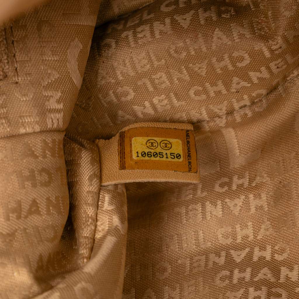 Chanel Quilted Aged Calfskin Vintage Ligne Messenger Flap - Detail 1