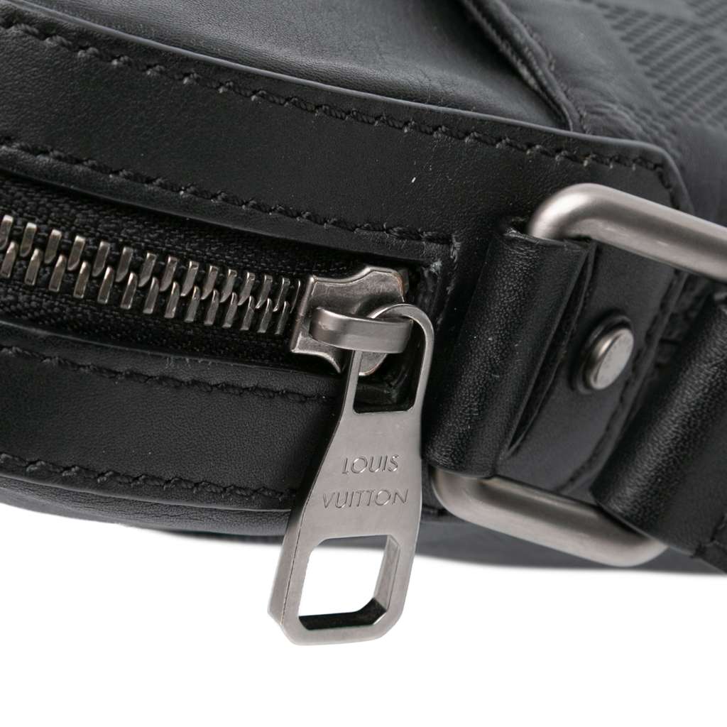 Louis Vuitton Damier Infini District Pochette - Detail 1