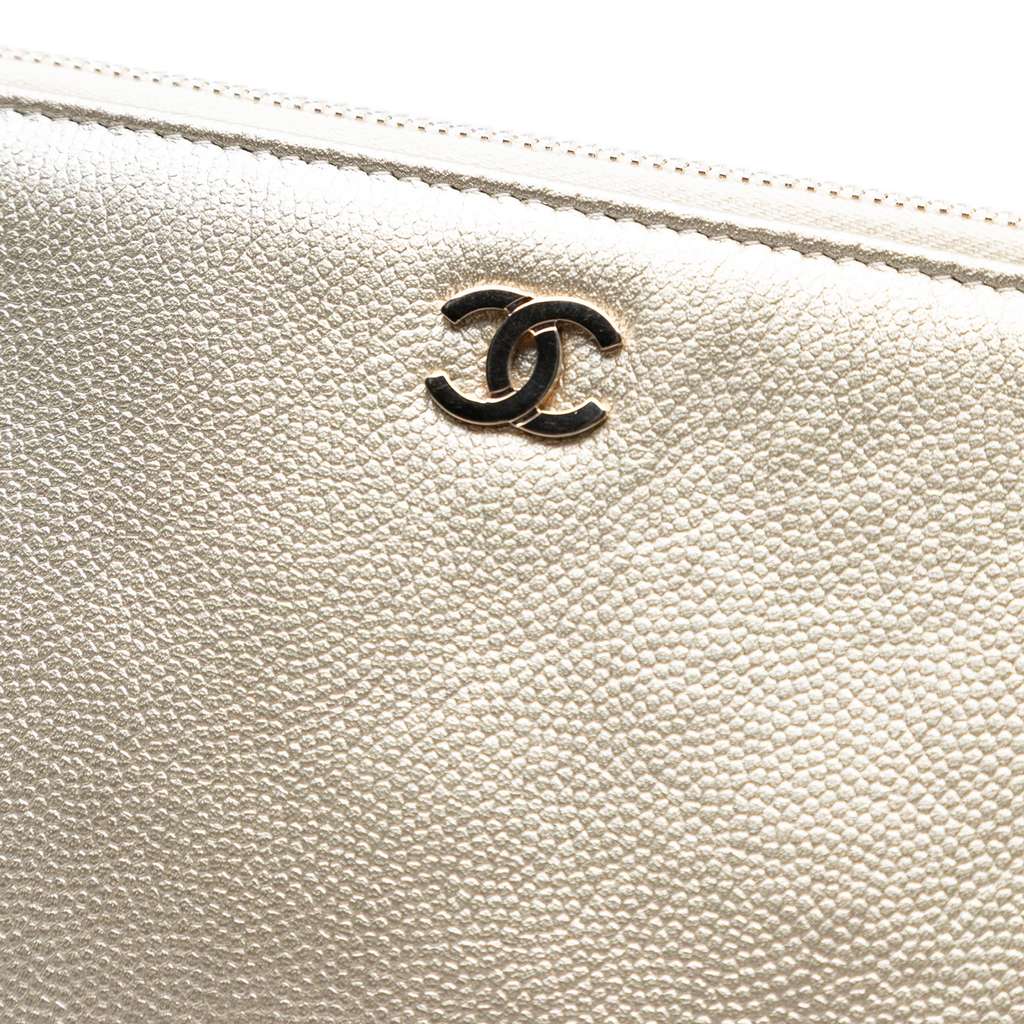 Chanel Medium Bicolor Caviar and Iridescent Calfskin O Case Clutch - Detail 2