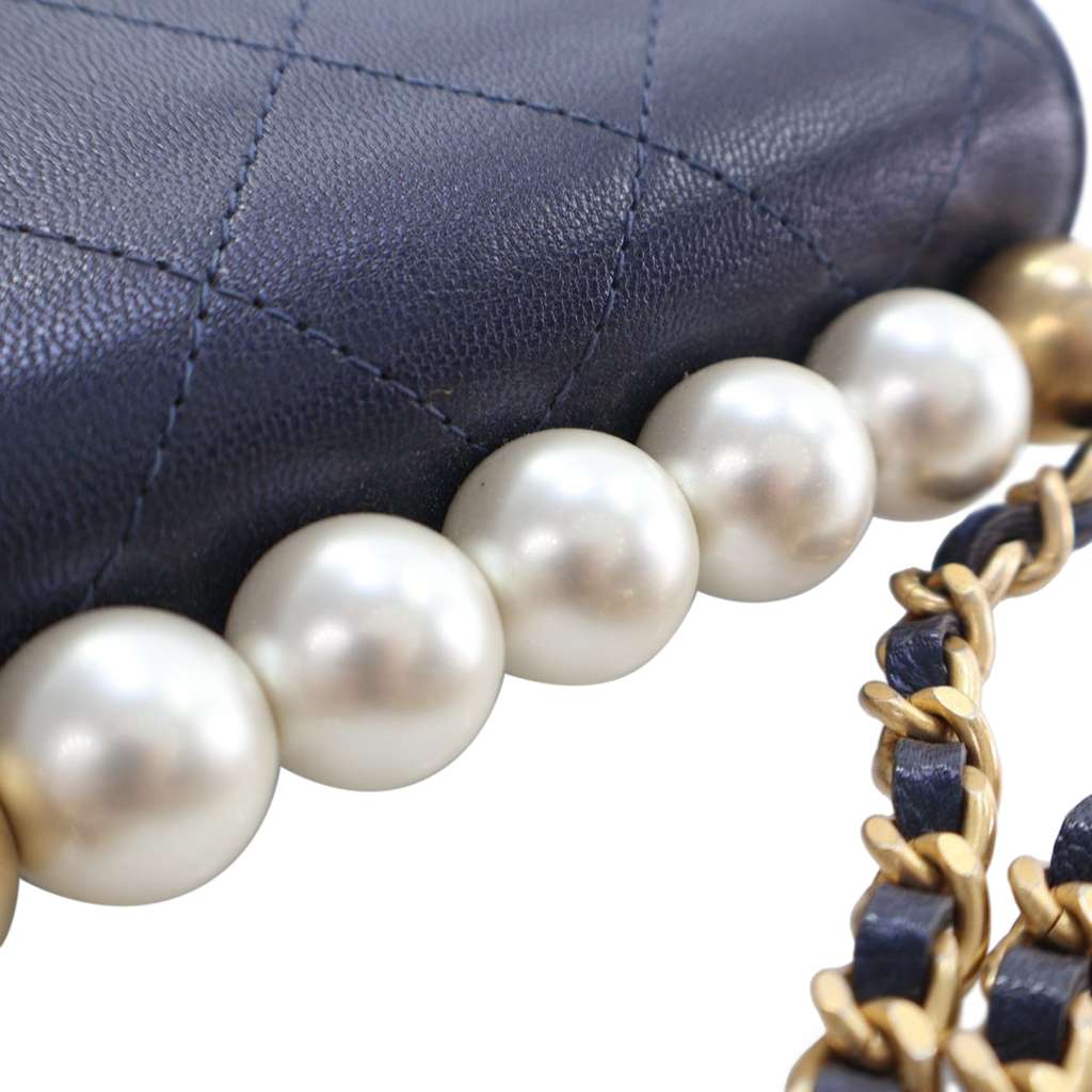 Chanel Mini Goatskin Chic Pearls Clutch On Chain - Detail 2