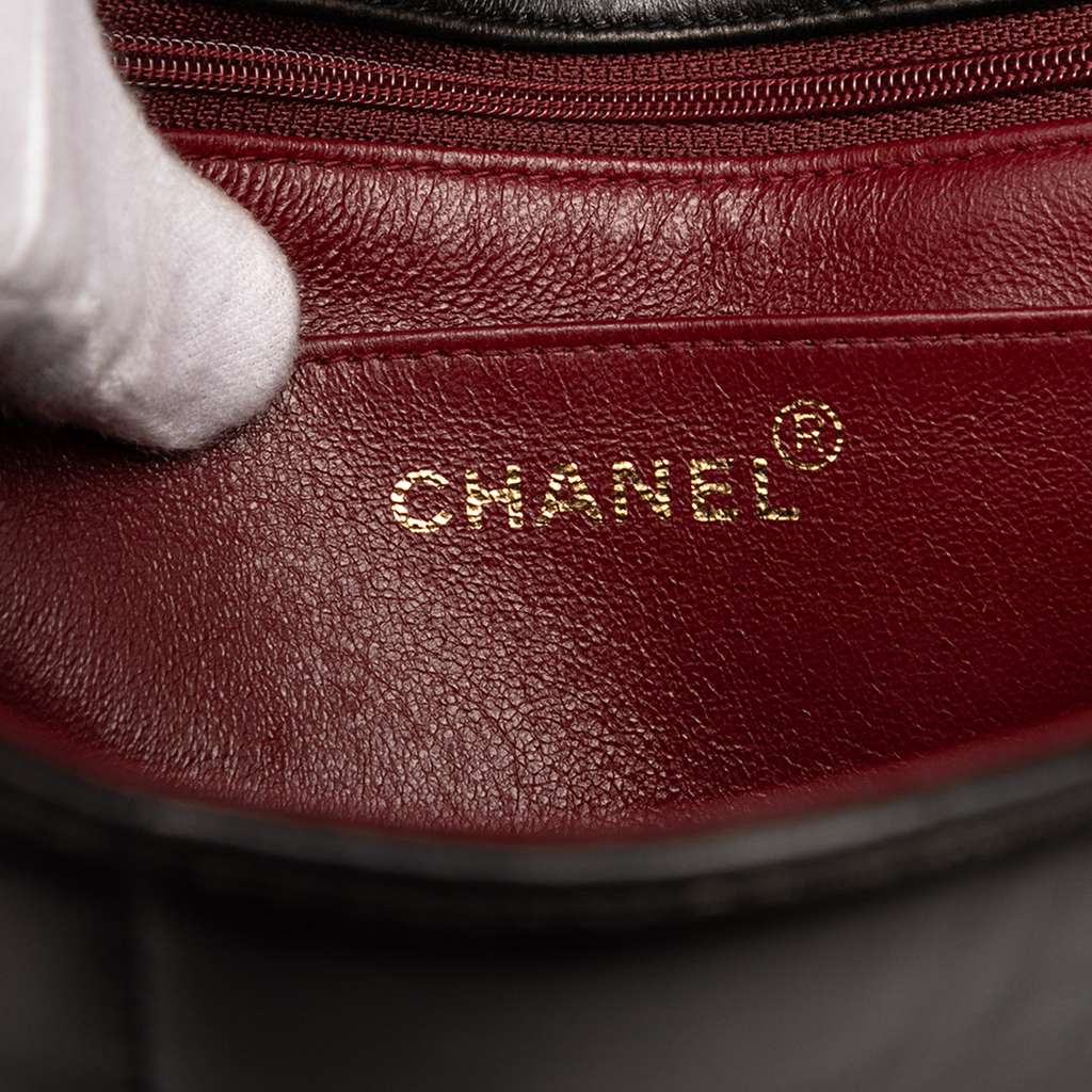 Chanel Vertical Quilt Lambskin Flap - Detail 1