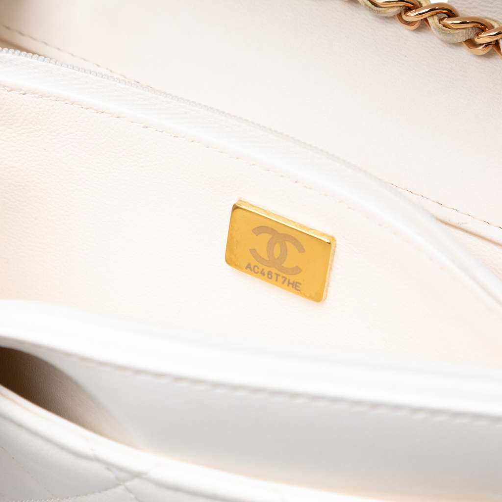 Chanel CC Quilted Lambskin Frame Wallet On Chain - Detail 1