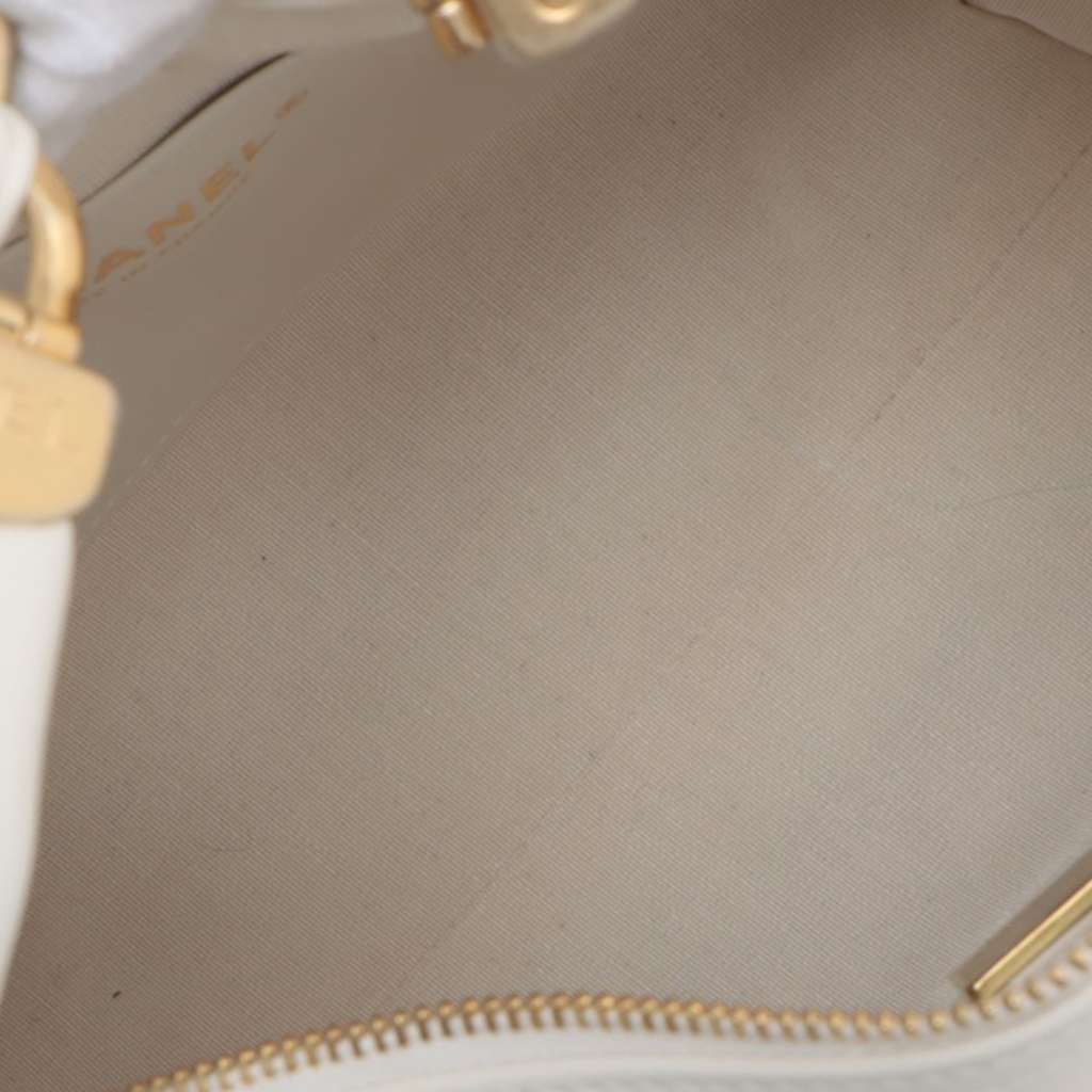 Chanel Quilted Calfskin Close To Me Hobo - Detail 1