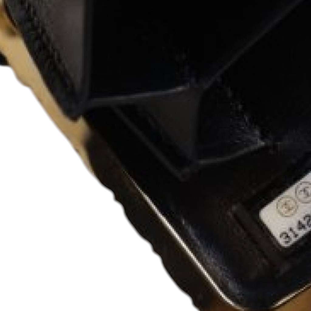 Chanel Small Glazed Goatskin Box With Chain - Detail 1