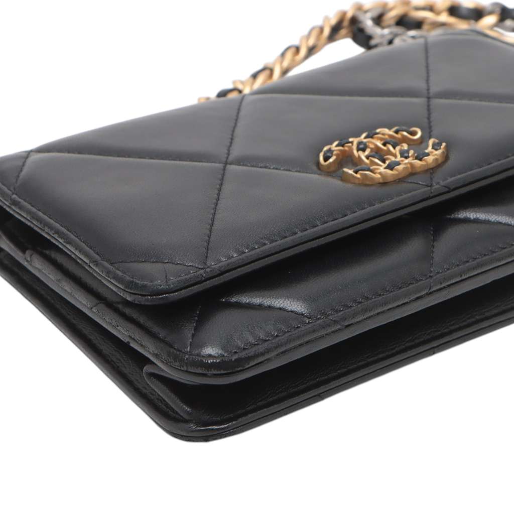 Chanel Quilted Lambskin 19 Wallet on Chain - Detail 2