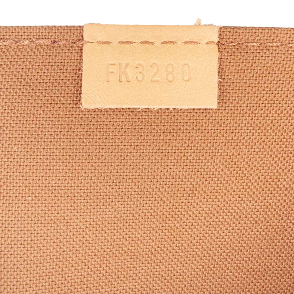 Louis Vuitton Monogram Petit Sac Plat - Detail 1