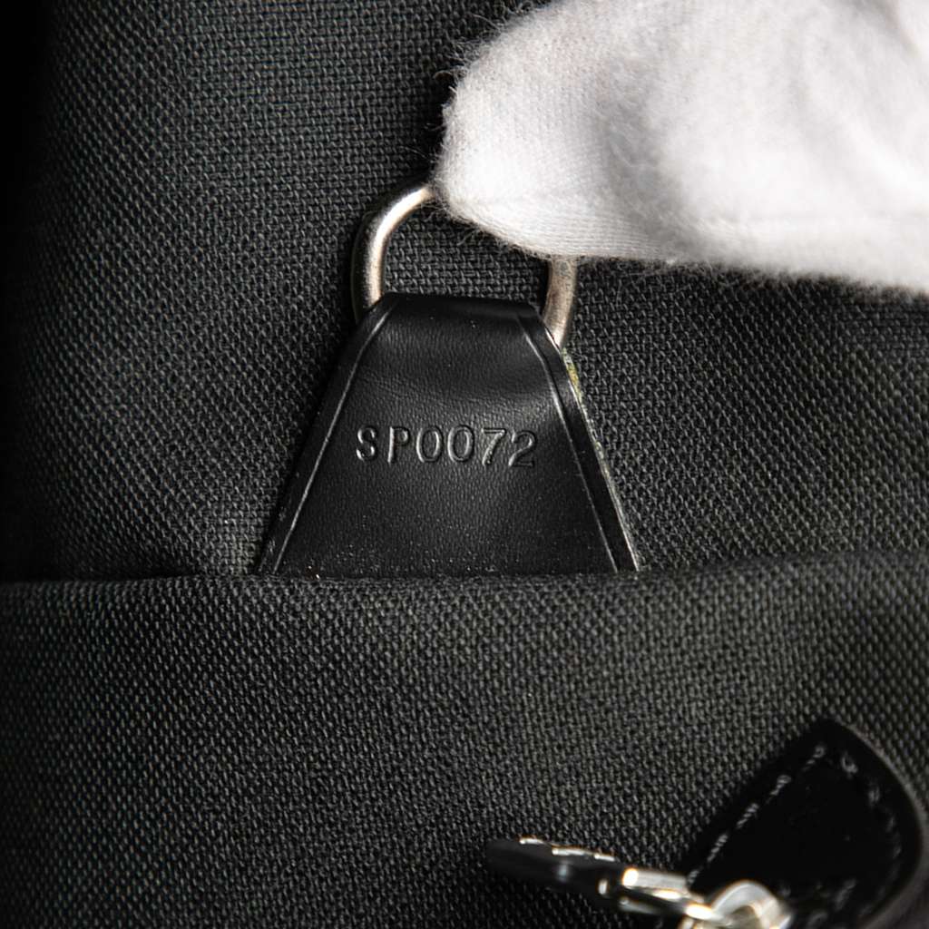 Louis Vuitton Taiga Yaranga - Detail 1