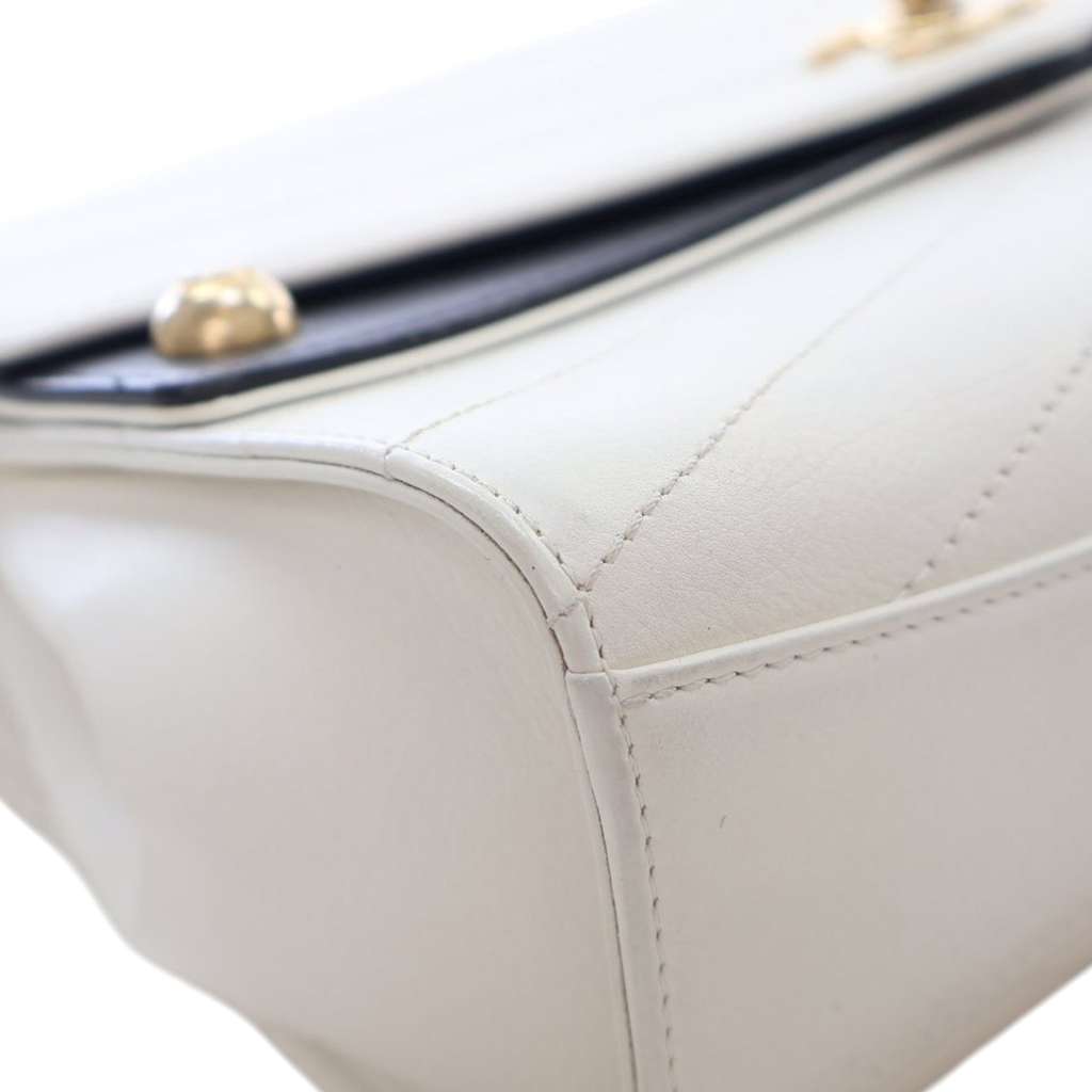 Chanel Medium Chevron Calfskin Casual Trip Flap - Detail 2