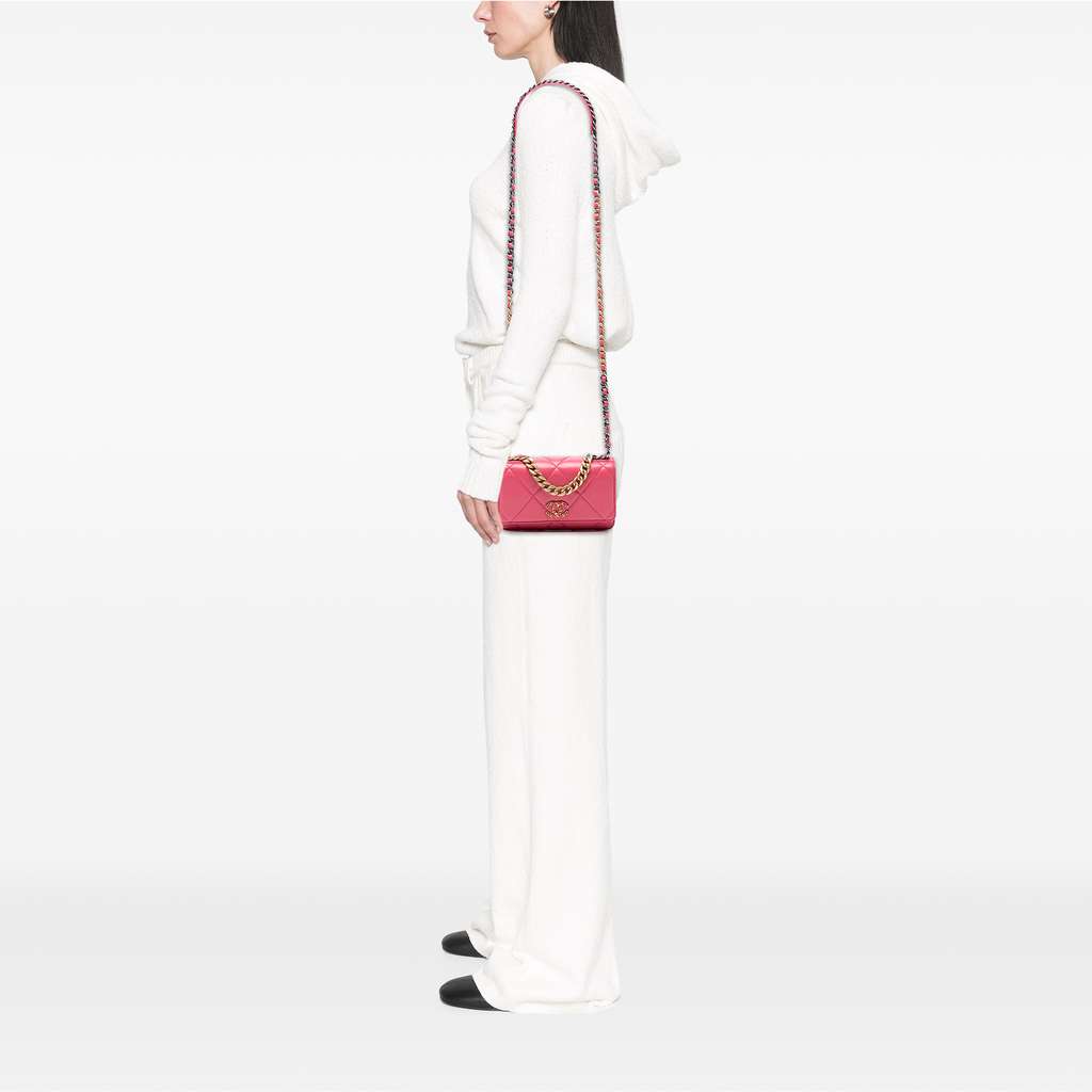 Chanel Quilted Lambskin 19 Wallet on Chain - Detail 2