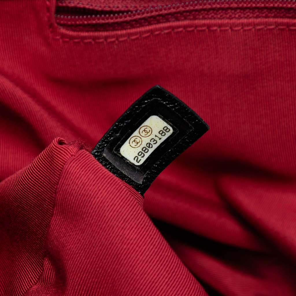 Chanel Maxi Lambskin 19 Flap - Detail 1