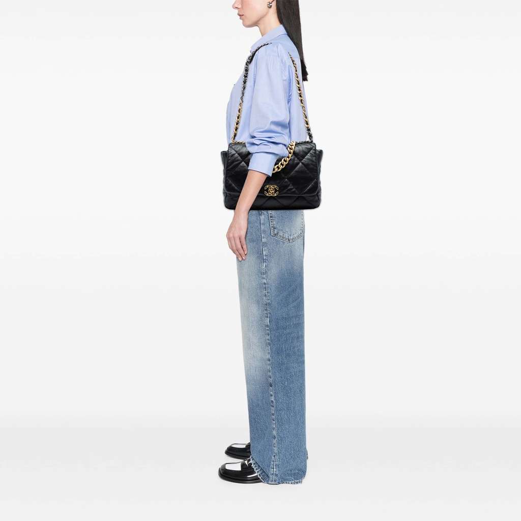 Chanel Maxi Lambskin 19 Flap - Detail 2