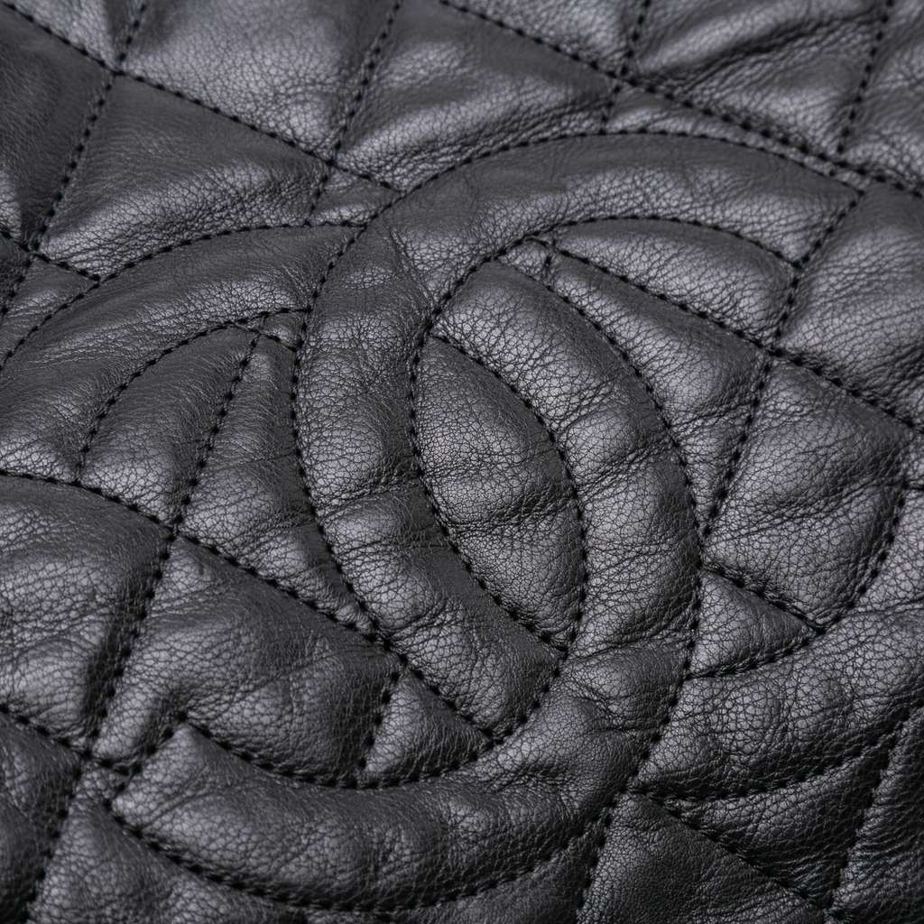 Chanel Small Quilted Calfskin Chain Me Tote - Detail 2