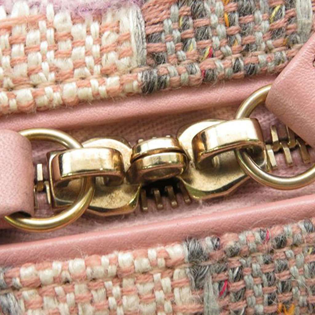 Chanel Small Tweed CC Filigree Vanity Case - Detail 2