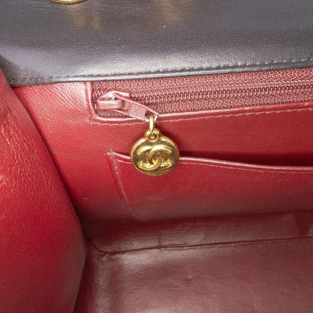 Chanel Maxi XL Classic Lambskin Single Flap - Detail 2