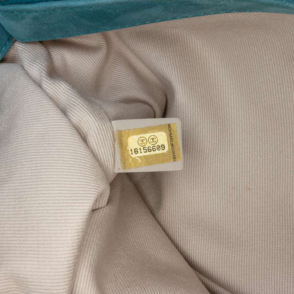 Chanel Small Iridescent Calfskin Sea Hit Tote - Detail 1