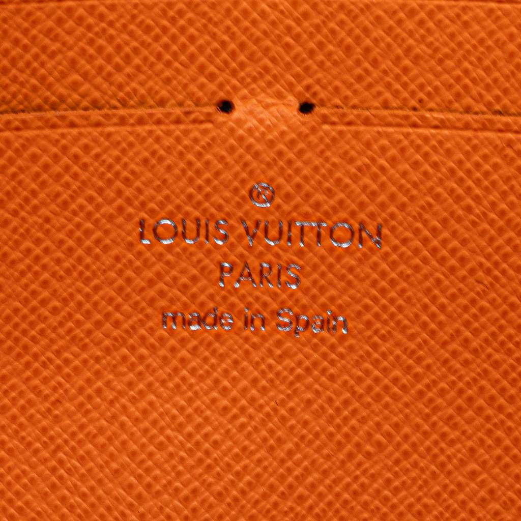 Louis Vuitton Monogram Satellite Alpha Clutch - Detail 1