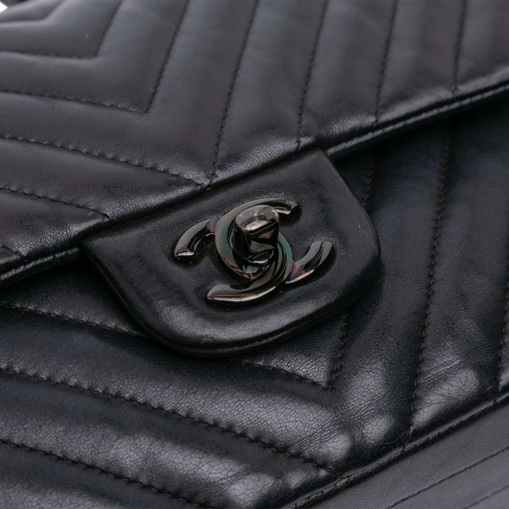 Chanel Medium Classic Chevron Lambskin Double Flap - Detail 2