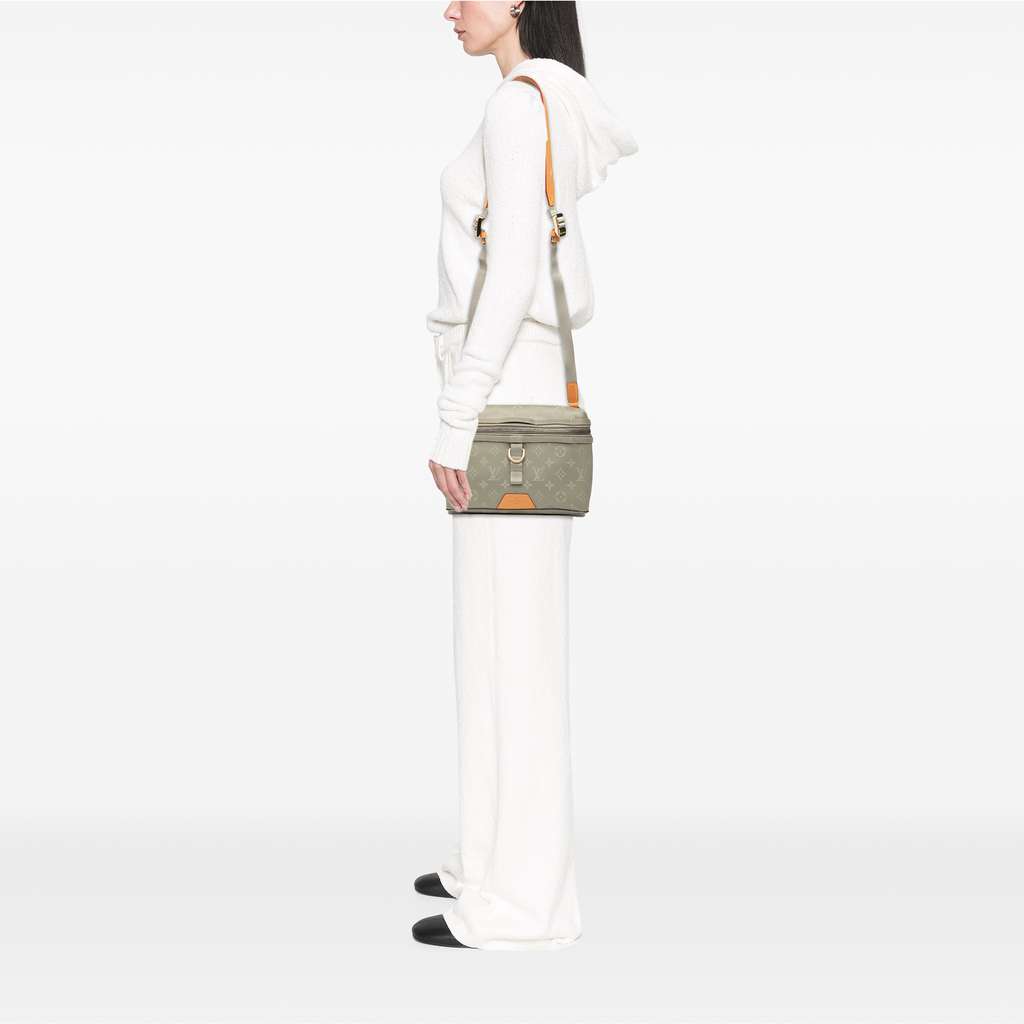 Louis Vuitton Monogram Titanium Messenger PM - Detail 2