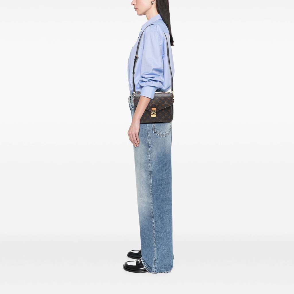 Louis Vuitton Monogram Pochette Metis - Detail 1