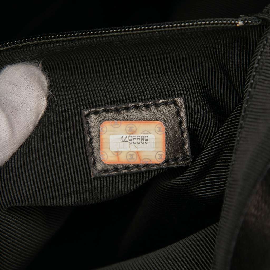 Chanel Triple CC Caviar Shoulder Bag - Detail 1