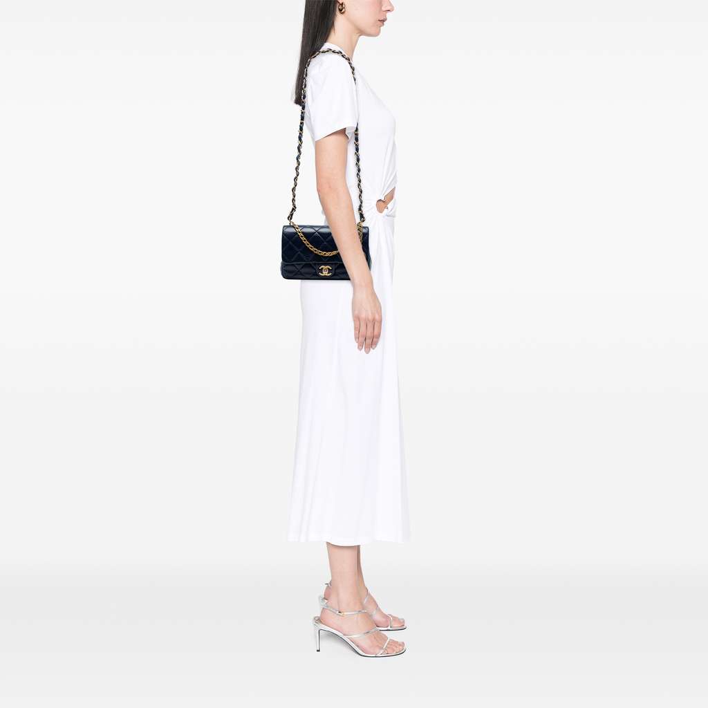 Chanel CC Quilted Lambskin Coin Chain Flap - Detail 2