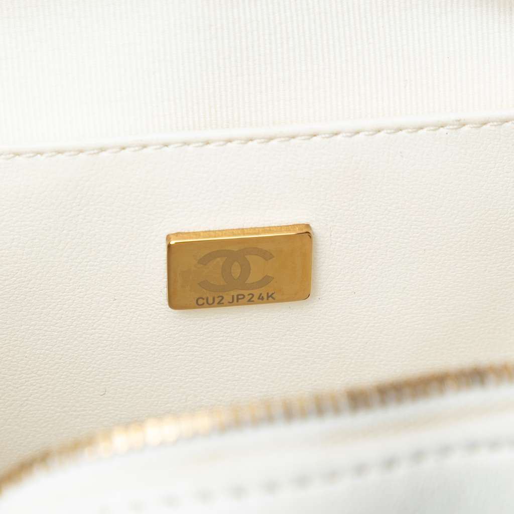 Chanel Lambskin CC in Love Heart Crossbody - Detail 1