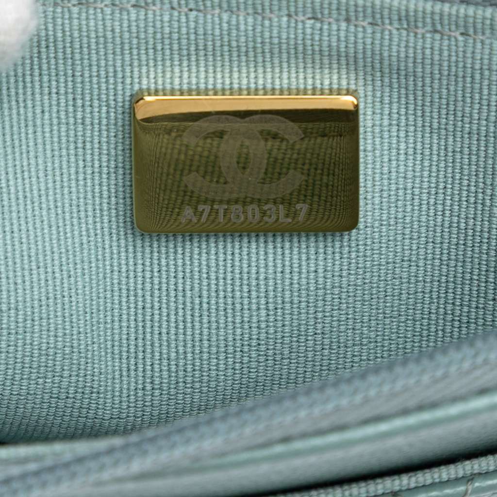 Chanel CC Quilted Caviar Wallet on Chain - Detail 1