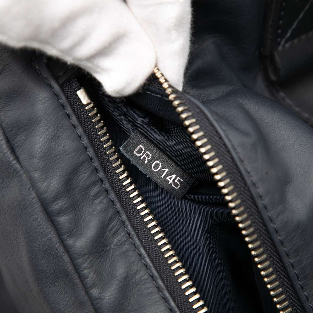 Louis Vuitton Calfskin V Line Start PM - Detail 1